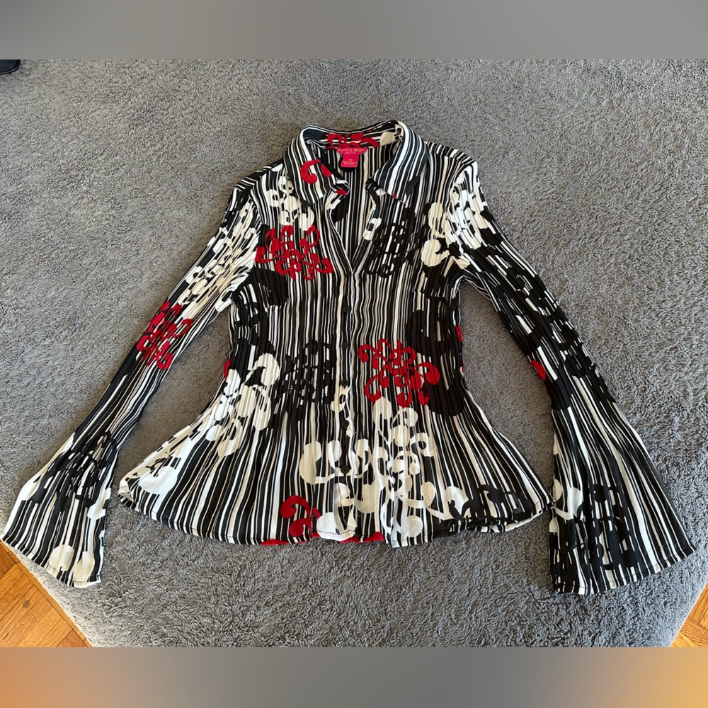 Vintage button down shirt, with floral print and bell sleeves. Size Petite M